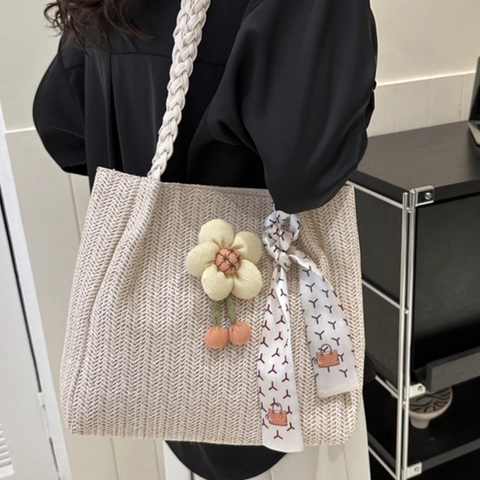 Damen Gewebte Tragetasche Sommer Strand Stroh Stil Handtasche Mit Blumenanhänger Und Satinntuch Mori Stil Schultertasche