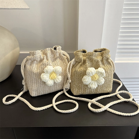 Damen Stroh Gewebte Eimertasche Mini Umhängetasche Mit Häkelblume Kordelzug Sommer Strand Pastoraler Stil