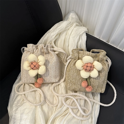 Damen Mini Eimer Tasche Aus Strohgeflecht Japanisch Süße Sommer Umhängetasche Mit Dekorativer Blume Und Kordelzug