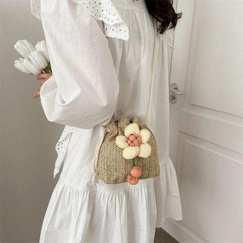 Damen Mini Eimer Tasche Aus Strohgeflecht Japanisch Süße Sommer Umhängetasche Mit Dekorativer Blume Und Kordelzug