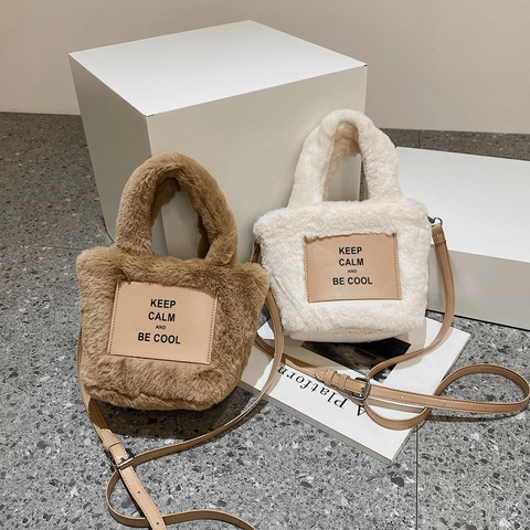 Damen Casual Plüsch Tote Bag Kunstpelz Umhängetasche Mit Verstellbarem Riemen Leder Patch Buchstabe Druck Eimer Handtasche