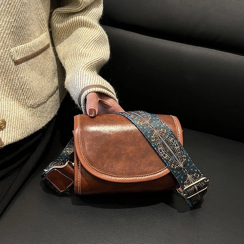 Damen Retro PU Leder Umhängetasche Mit Breitem Ethnischem Jacquard Gurt Kontrastnähte Kleine Klappe Schultertasche