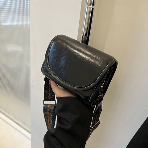 Damen Retro PU Leder Umhängetasche Mit Breitem Ethnischem Jacquard Gurt Kontrastnähte Kleine Klappe Schultertasche