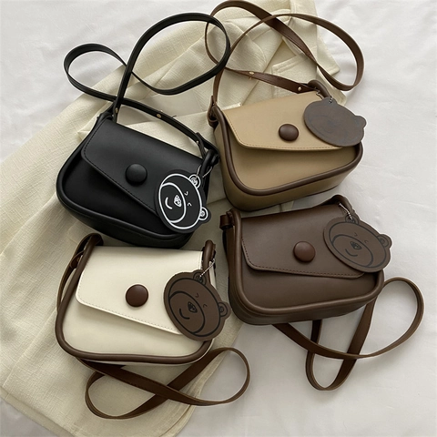 Sac Bandoulière Femme Simili Cuir Petit Sac Carré Rabat Bouton Rond Charmant Pendentif Ours Style Coréen
