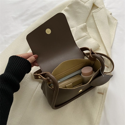 Sac Bandoulière Femme Simili Cuir Petit Sac Carré Rabat Bouton Rond Charmant Pendentif Ours Style Coréen