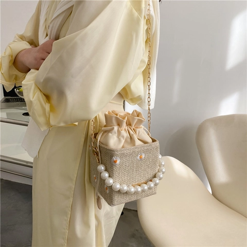 Damen Stroh Gewebte Beuteltasche Florale Gänseblümchen Stickerei Künstliche Perlen Griff Kette Crossbody Mini Kordelzug Handtasche