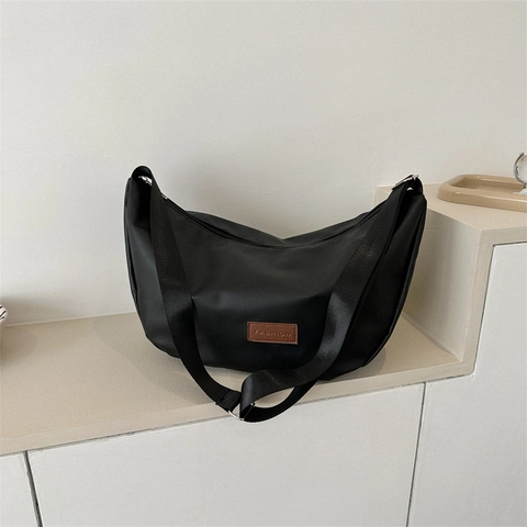 Sac Bandoulière Hobo Femme Cuir PU Forme Demi-Lune Grande Capacité Sac À Épaule Avec Pendentif En Peluche Mignon
