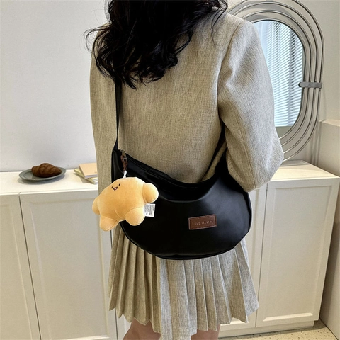 Sac Bandoulière Hobo Femme Cuir PU Forme Demi-Lune Grande Capacité Sac À Épaule Avec Pendentif En Peluche Mignon