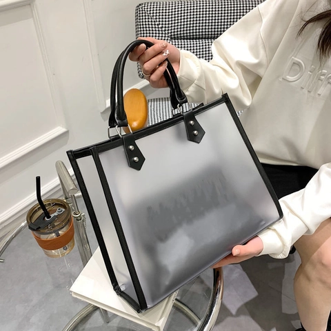 Transparente PVC Einkaufstasche Damen Große Kapazität Mattierte Wasserdichte Handtasche Mit Innentasche Buchstabendruck Modernes Nietendetail