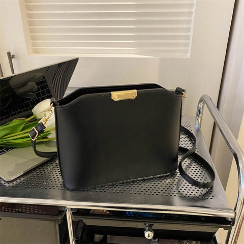 Minimalist PU Leather Crossbody Bag For Women Retro Shell Shoulder Bag With Gold Metal Decor Adjustable Strap
