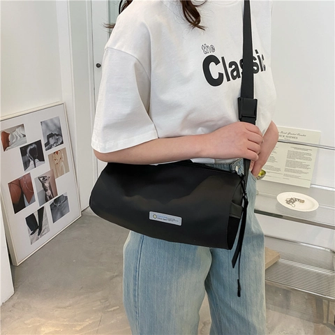 Cilindrische Crossbody Tas Nylon Waterdicht Met Verstelbare Riem En Zijvak Van Gaas Sportieve Casual Schoudertas Voor Dames