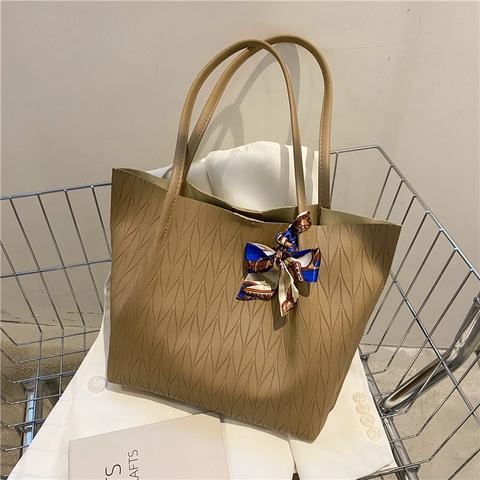 Borsa Tote In Pelle PU Goffrata Testurizzata Borsa A Mano Di Grande Capacità Con Decorazione Foulard In Raso Per Donna Borsa A Spalla
