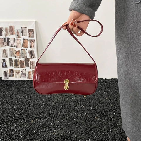 Sac Baguette en Cuir PU Brillant Rétro Style Français pour Femmes Serrure Dorée Élégante Sac à Épaule Sous le Bras Polyvalent