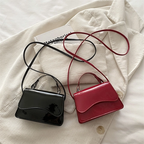 Damen Mini Umhängetasche Glänzendes Lack PU Leder Wellenbesatz Klappe Top Griff Vielseitige Mode Kleine Quadratische Tasche