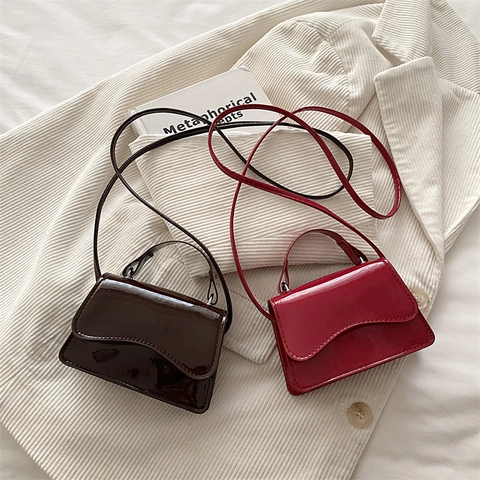 Damen Mini Umhängetasche Glänzendes Lack PU Leder Wellenbesatz Klappe Top Griff Vielseitige Mode Kleine Quadratische Tasche