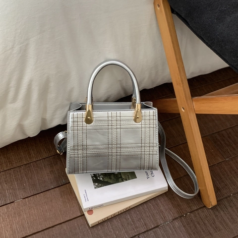 Damen Retro PU-Leder Handtasche Minimalistische Gesteppte Gitter Umhängetasche Mit Perlenanhänger Einfache Quadratische Schultertasche Für Den Alltag