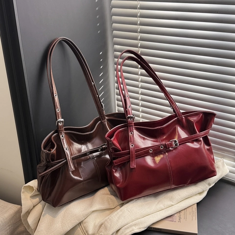 Sac Fourre-Tout Pour Femmes En Cuir PU Brillant Sac À Bandoulière Sous L'Aisselle Avec Décor De Boucle De Ceinture Style Rétro