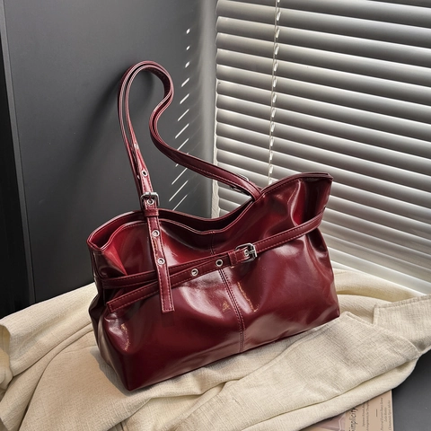 Sac Fourre-Tout Pour Femmes En Cuir PU Brillant Sac À Bandoulière Sous L'Aisselle Avec Décor De Boucle De Ceinture Style Rétro