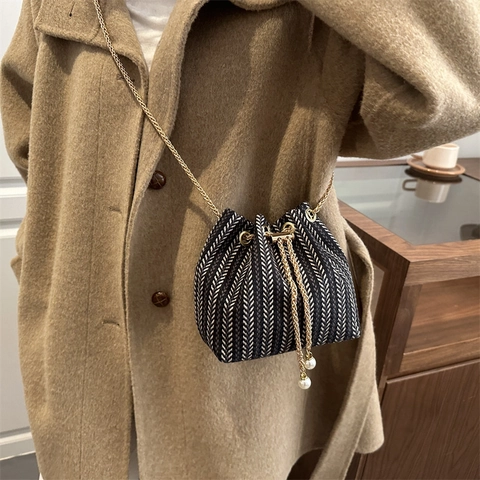 Modische Gewebte Tweed Mini Beuteltasche Damen Künstliche Perle Kordelzug Goldkette Herringbone Umhängetasche Schultertasche