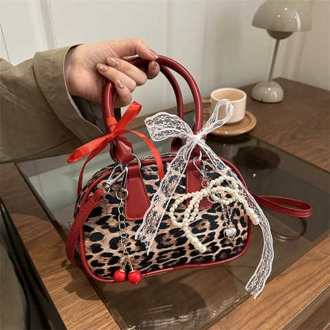 Sac Boston Imprimé Léopard Sac À Main En Cuir PU Avec Noeud En Dentelle Coeur Künstliche Perle Cerise Bandoulière Femmes