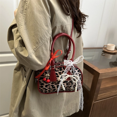 Sac Boston Imprimé Léopard Sac À Main En Cuir PU Avec Noeud En Dentelle Coeur Künstliche Perle Cerise Bandoulière Femmes