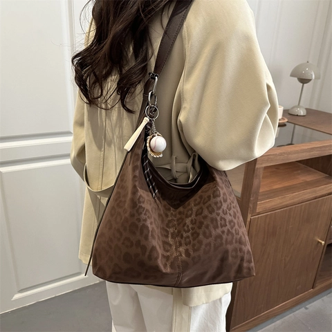 Borsa Hobo Donna Leopardata Alla Moda Grande Borsa a Tracolla in Camoscio Con Ciondolo Baseball Borsa Crossbody
