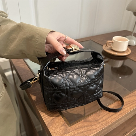 Borsa A Tracolla Trapuntata Cuore Pelle PU Piccola Borsa A Mano Spalla Hardware Dorato Borsa Moda Vintage Per Donna
