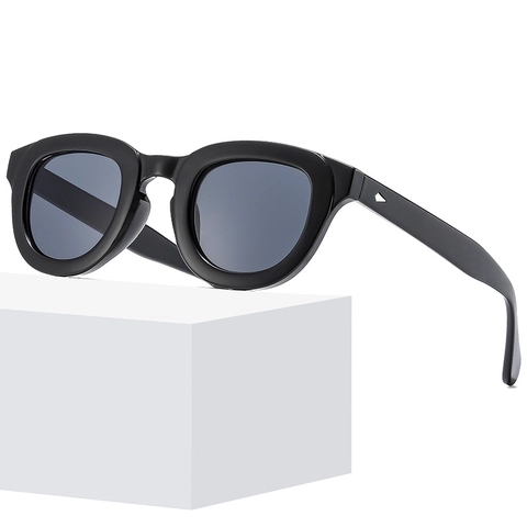 Retro Square Sunglasses Men Women UV400 Protection PC Frame Metal Rivets Fashion Trendy Eyewear Outdoor Travel