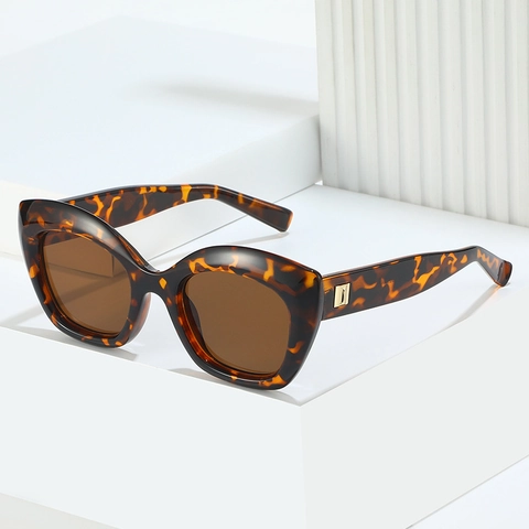 Cat Eye Sunglasses PC Frame UV400 Protection Vintage Fashion Women Eyewear With Square Metal Decor