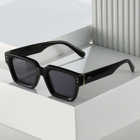 Square Sunglasses PC Frame UV400 Protection Vintage Retro Style Metal Rivet Decor Unisex Fashion Eyewear For Travel Party