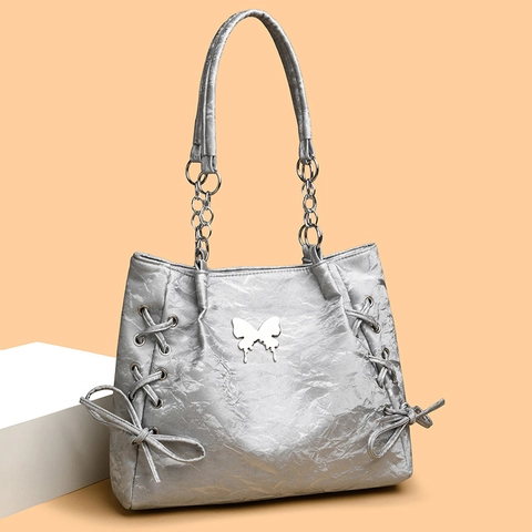 Damen PU Leder Große Kapazität Tragetasche Gefaltete Textur Metall Schmetterling Dekor Schleife Kordelzug Kette Schultertasche