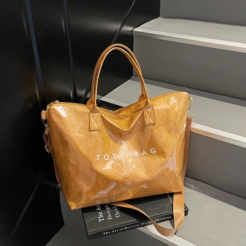 Sac Fourre-Tout En PVC Froissé Brillant Grande Capacité Imprimé Lettres Sac À Main Avec Sangle Réglable Pour Femmes