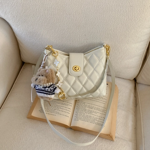 Quilted PU Leather Baguette Crossbody Bag For Women Retro Fashion With Chain Strap Gold Turn Lock And Plush Animal Charm