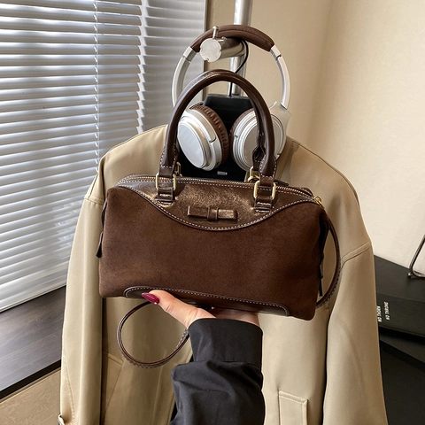 Borsa Boston Vintage Da Donna PU Camoscio Cuciture Borsa A Mano Con Fiocco E Ciondolo In Peluche Tracolla Regolabile Borsa Retrò