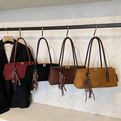 Bolso Boston Retro Para Mujer Gran Capacidad Bolso De Hombro De Axila PU Textura De Gamuza Vintage Con Colgantes Creativos