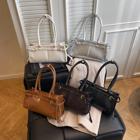 Retro Underarm Shoulder Bag Glossy PU Leather Large Capacity Minimalist Chic Handbag With Metal Buckle For Women