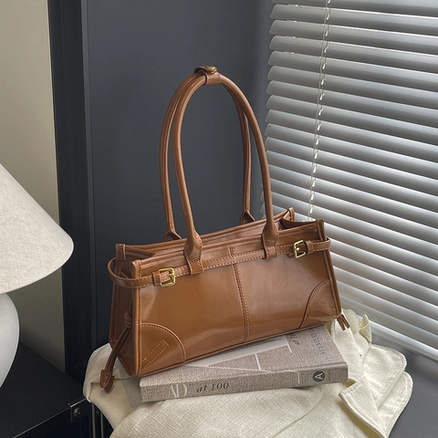 Retro Underarm Shoulder Bag Glossy PU Leather Large Capacity Minimalist Chic Handbag With Metal Buckle For Women