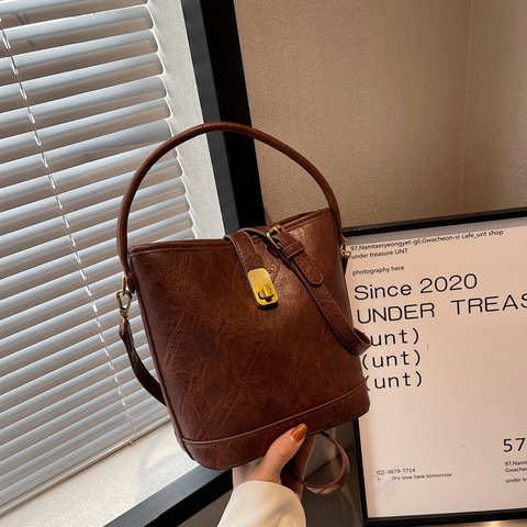 Vintage Women PU Leather Bucket Bag Solid Color Minimalist Shoulder Crossbody Handbag With Gold Lock For Daily Use