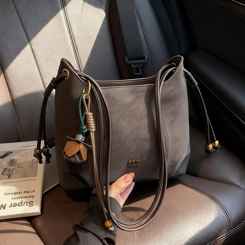 Vintage PU Leather Underarm Shoulder Bag For Women Large Capacity Hobo Bag With Flower Pendant Commuter Style