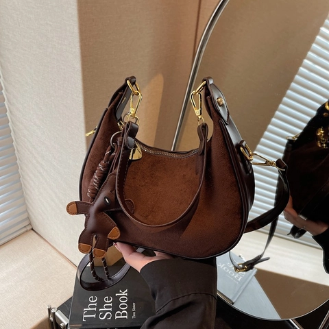 Borsa Hobo A Mezzaluna Vintage In Pelle PU Scamosciata Opaca Borsa A Spalla Retro Con Ciondolo Orsetto Da Donna