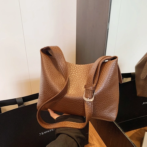 Large Capacity PU Leather Hobo Shoulder Bag For Women Minimalist Litchi Texture Commuter Tote With Inner Pouch