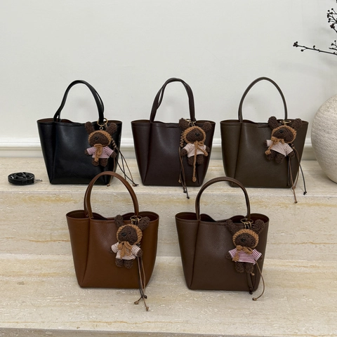 Sac Fourre-Tout En Cuir PU Texture Litchi Grande Capacité Sac À Main De Bureau Avec Pendentif Ours En Peluche Rétro Pour Femme