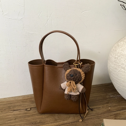 Sac Fourre-Tout En Cuir PU Texture Litchi Grande Capacité Sac À Main De Bureau Avec Pendentif Ours En Peluche Rétro Pour Femme
