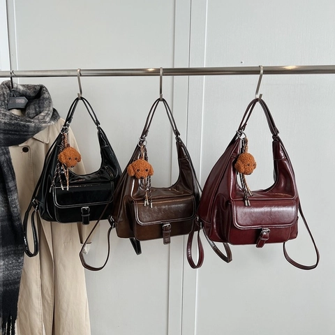 Große Kapazität PU Leder Schultertasche Retro Kontrastnaht Glänzendes Finish Unterachsel Handtasche Plüschhund Anhänger Damen