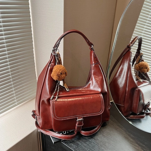 Große Kapazität PU Leder Schultertasche Retro Kontrastnaht Glänzendes Finish Unterachsel Handtasche Plüschhund Anhänger Damen