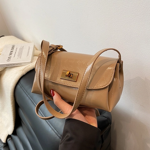 Retro Glänzende PU Leder Damen Umhängetasche Minimalistische Schultertasche Mit Goldener Metallschließe