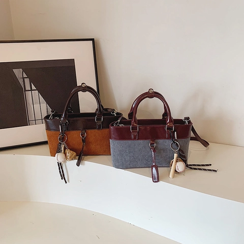 Bolso De Mano Para Mujer Cuero PU Pana Color Block Retro Bolso De Bandolera Con Colgante De Béisbol Decorativo