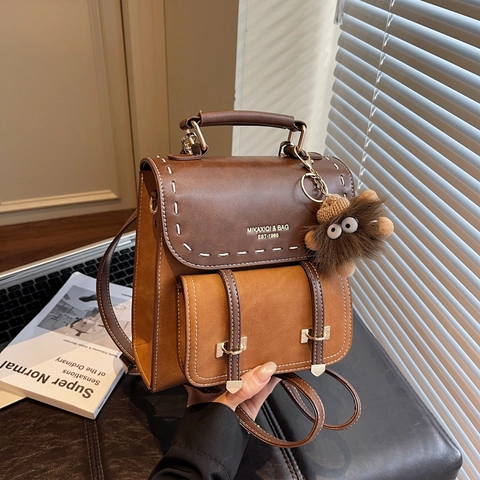 Mini Zaino In Pelle PU Retrò Borsa A Mano Con Cuciture A Contrasto Fibbia Magnetica E Ciondolo Mostro In Peluche