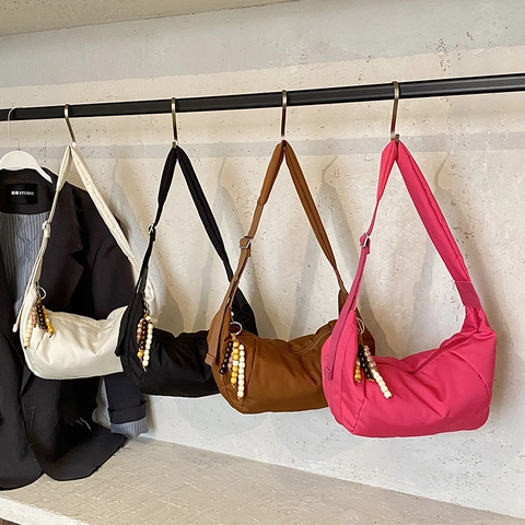 Nylon Halbmond Umhängetasche Mit Holzperlenanhänger Verstellbarem Breitem Riemen Lässige Minimalistische Hobo Tasche Damen