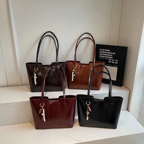 Borsa Tote In Pelle PU Lucida Retrò Donna Grande Capacità Borsa A Spalla Sottobraccio Con Ciondolo In Grani Di Legno Urbana Semplice